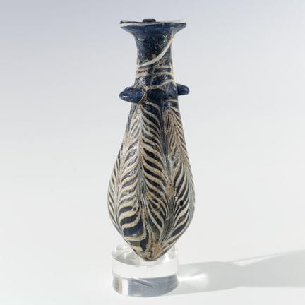 Alabastron de vidrio con núcleo romano, siglos III
