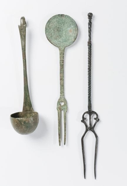 Une fourchette romaine en bronze, une louche en br