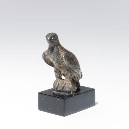 Egipto, escultura de bronce de un águila, período 