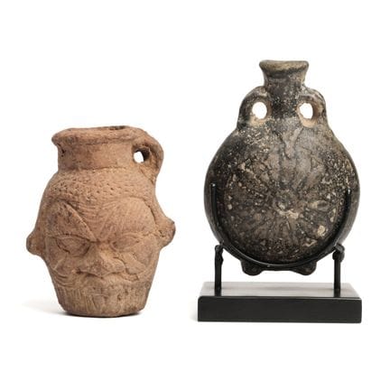 Egitto, una fiaschetta da pellegrino in faience ne