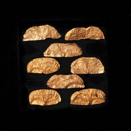 Ocho apliques griegos de oro, ca. 400 a. C.; forma