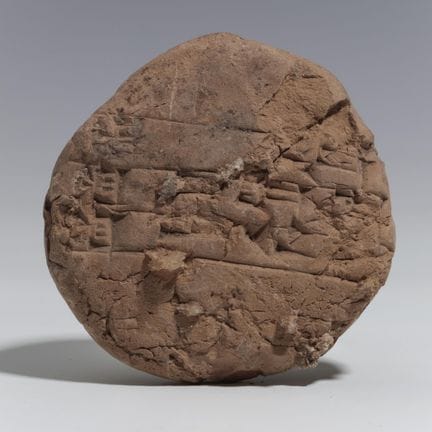 Una tablilla cuneiforme redonda, Mesopotamia, apro