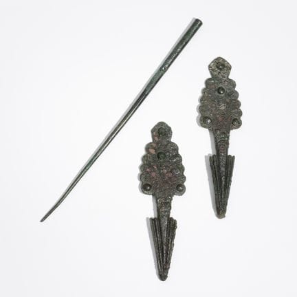 Un par de ganchos de cinturón etruscos de bronce, 
