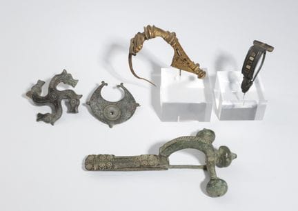 Cinq fibules romaines en bronze, datant approximat
