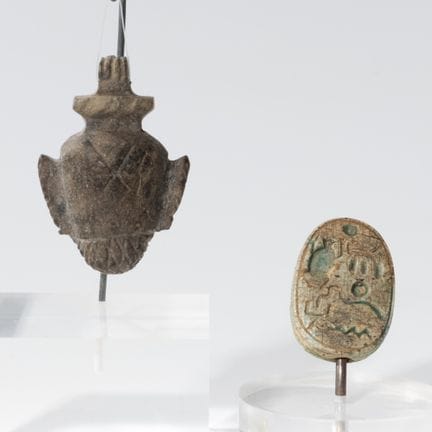 Egitto, uno scarabeo in faience blu, XVIII dinasti