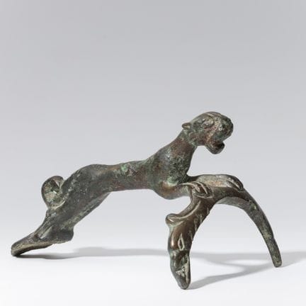 Un asa romana de bronce con forma de pantera salta