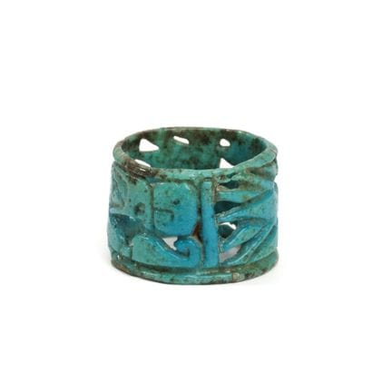 Egitto, anello a fascia traforata in faience blu, 