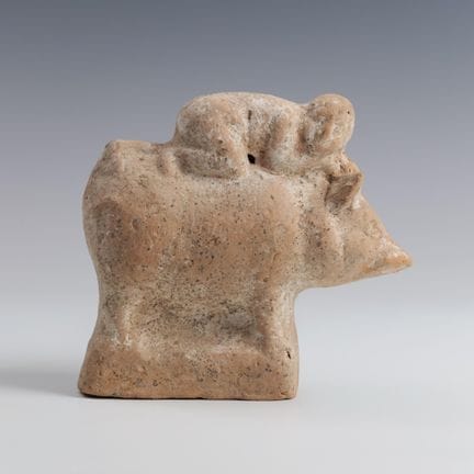 Sonajero griego de terracota con forma de niño dor