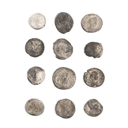 Une collection de douze pièces de monnaie romaines