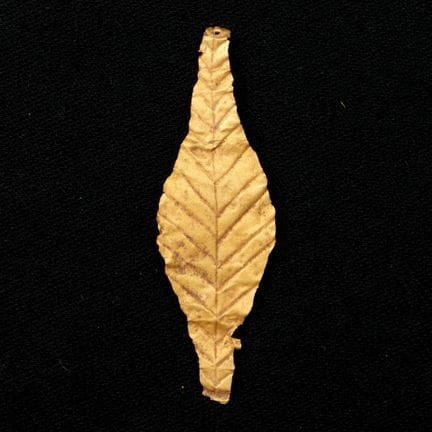 Un aplique rectangular griego de oro y dos aplique