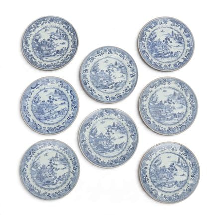 China, ein Set aus acht blau-weißen Porzellantelle