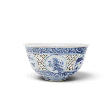 Chine, bol en porcelaine bleue et blanche à motif 