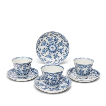China, ein Set aus drei blau-weißen Porzellantasse