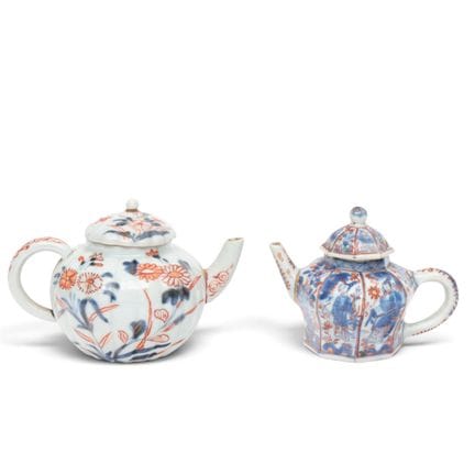 China, zwei Teekannen aus Imari-Porzellan mit Deck