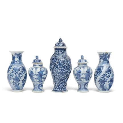 China, eine Sammlung blau-weißer Porzellanvasen au
