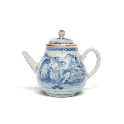 China, eine blau-weiße Porzellanteekanne mit Decke