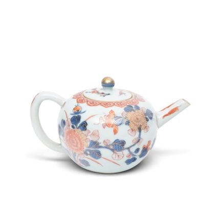 China, una tetera de porcelana Imari con tapa, del