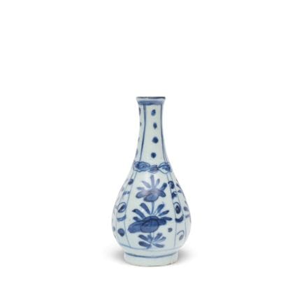 China, eine kleine blau-weiße Vase aus „Kraak-Porz