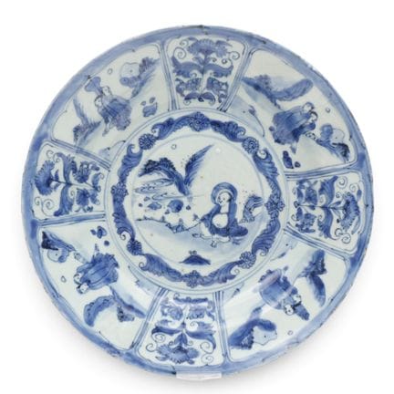 China, eine blau-weiße Schale aus „Kraak-Porzellan