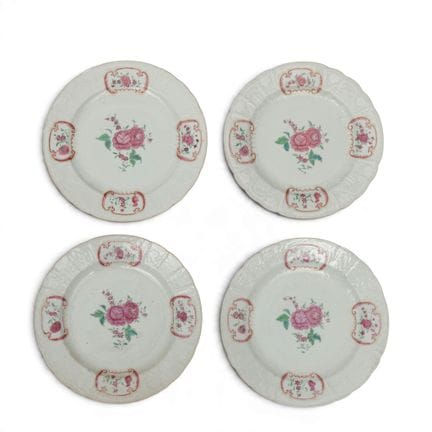 China, ein Set aus vier Porzellantellern der „Fami
