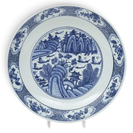 Chine, plat « paysage » en porcelaine bleue et bla