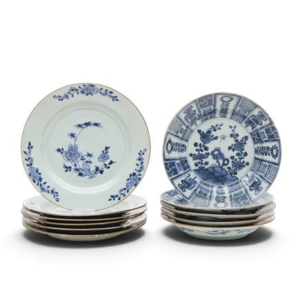 Chine, deux ensembles d'assiettes en porcelaine bl