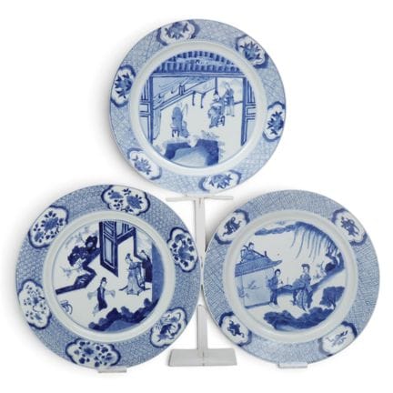 Chine, trois assiettes narratives en porcelaine bl