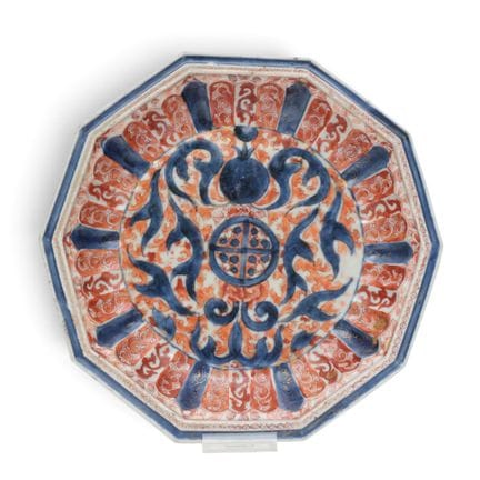 China, un plato decagonal de porcelana de Imari, d