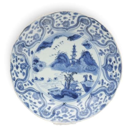 China, un plato de «porcelana craquelada» azul y b