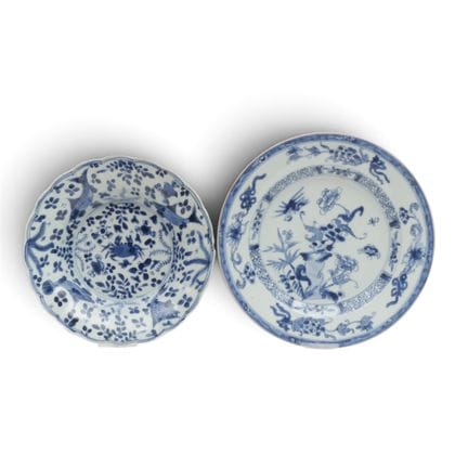 China, eine blau-weiße Porzellan-Schale mit „Krabb