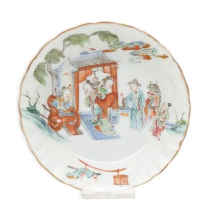 Chine, soucoupe sculptée de style « famille rose »