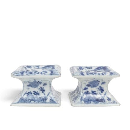 Chine, paire de salières en porcelaine bleue et bl