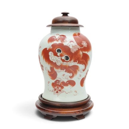 Chine, vase balustre en porcelaine décoré de rouge