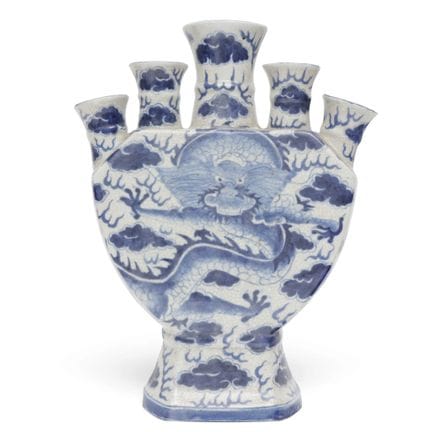 China, eine blau-weiße Porzellanvase in Form eines