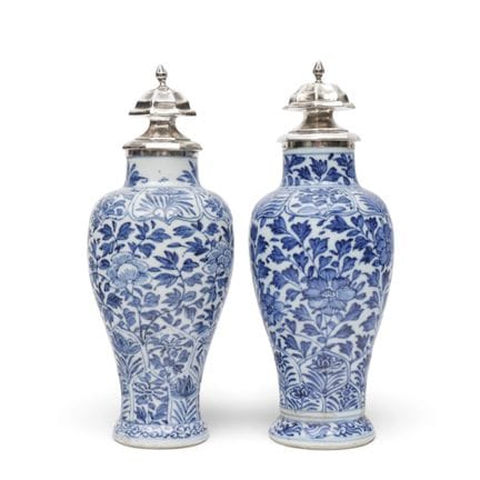 Chine, paire de vases bleus et blancs à montures e