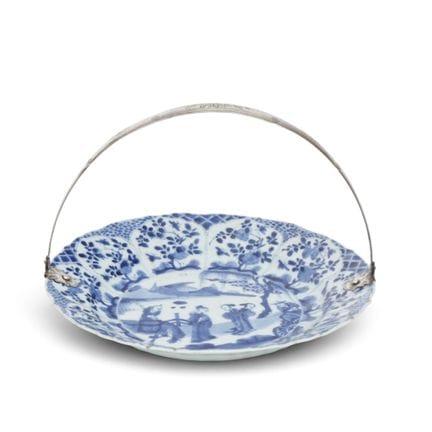Chine, plat en porcelaine bleue et blanche monté d
