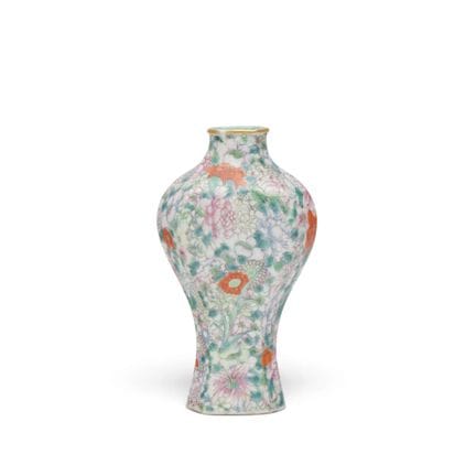 China, eine kleine „Millefleurs“-Vase aus Famille-
