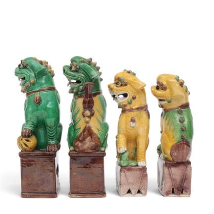 Chine, deux paires de lions bouddhistes en biscuit