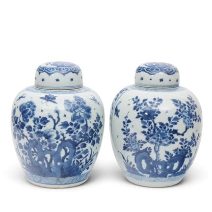 China, ein Paar blau-weiße Porzellanvasen mit Deck