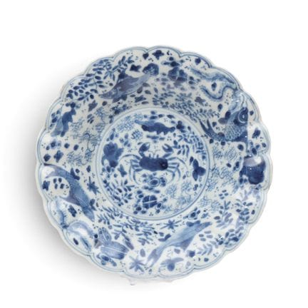 China, eine blau-weiße, gelappte Schale mit „Krabb