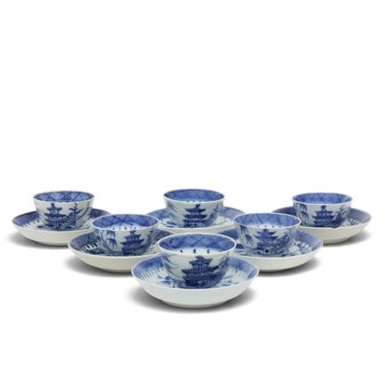 Chine, service de six tasses et soucoupes en porce