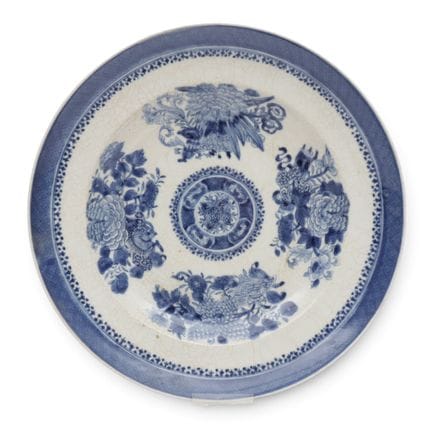 China, ein Teller aus blau-weißem Weichporzellan m