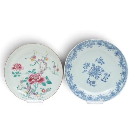 Chine, une assiette en porcelaine bleue et blanche