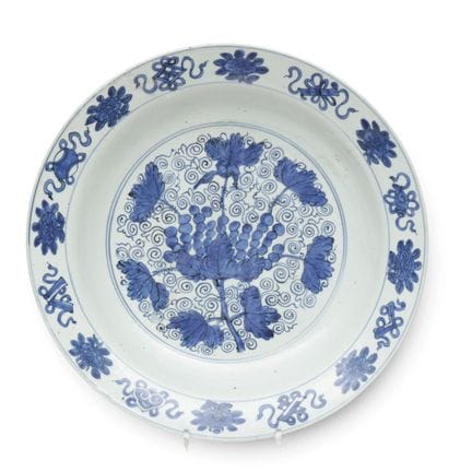 China, plato de porcelana azul y blanca con motivo