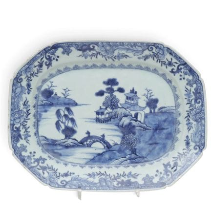 Chine, plat de service octogonal en porcelaine ble