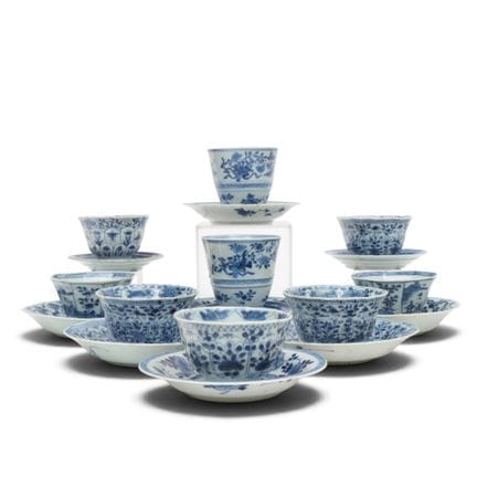 Chine, ensemble de tasses et soucoupes en porcelai