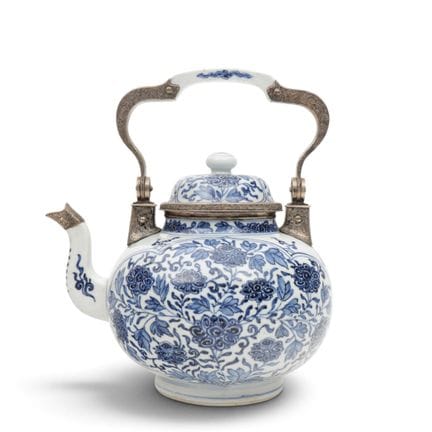 China, una tetera de porcelana azul y blanca con m