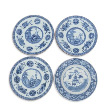 China, ein Set aus drei blau-weißen Porzellantelle