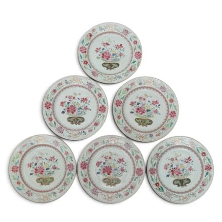 China, ein Set aus sechs Porzellantellern der „Fam