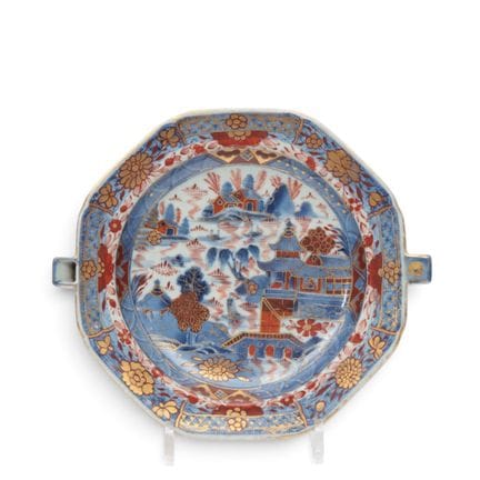 China, eine achteckige, blau-weiße, überdekorierte